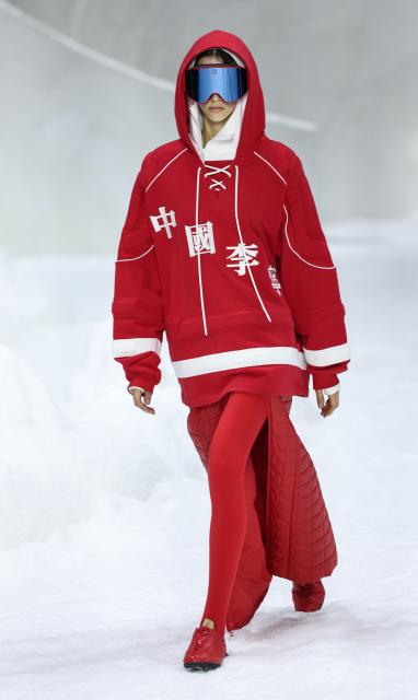 (260117) -- MILAN, Jan. 17, 2026 (Xinhua) -- A model presents creations of Fall/Winter 2026 collections of Li-Ning China during the Milan Men's Fashion Week in Milan, Italy, Jan. 16, 2026. (Xinhua/Li Jing)