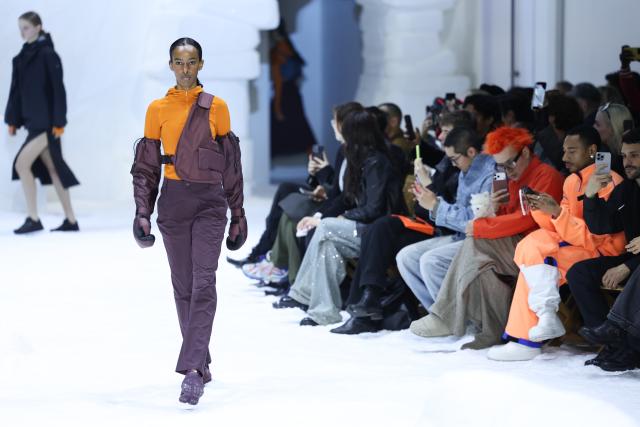 (260117) -- MILAN, Jan. 17, 2026 (Xinhua) -- A model presents creations of Fall/Winter 2026 collections of Li-Ning China during the Milan Men's Fashion Week in Milan, Italy, Jan. 16, 2026. (Xinhua/Li Jing)