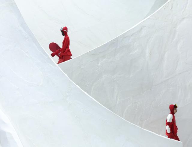 (260117) -- MILAN, Jan. 17, 2026 (Xinhua) -- Models present creations of Fall/Winter 2026 collections of Li-Ning China during the Milan Men's Fashion Week in Milan, Italy, Jan. 16, 2026. (Xinhua/Li Jing)