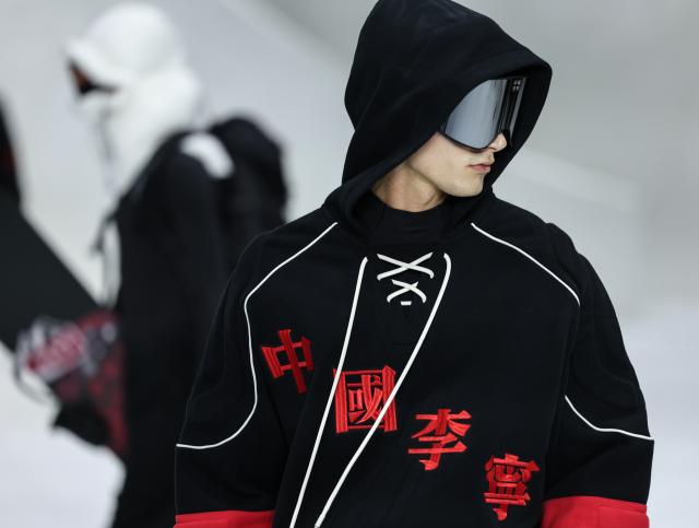 (260117) -- MILAN, Jan. 17, 2026 (Xinhua) -- A model presents creations of Fall/Winter 2026 collections of Li-Ning China during the Milan Men's Fashion Week in Milan, Italy, Jan. 16, 2026. (Xinhua/Li Jing)