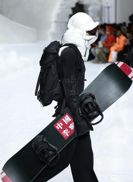 (260117) -- MILAN, Jan. 17, 2026 (Xinhua) -- A model presents creations of Fall/Winter 2026 collections of Li-Ning China during the Milan Men's Fashion Week in Milan, Italy, Jan. 16, 2026. (Xinhua/Li Jing)