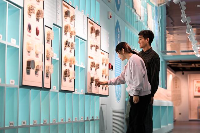(260117) -- TIANJIN, Jan. 17, 2026 (Xinhua) -- People visit a museum on traditional Chinese medicine under the Tianjin Pharmaceutical Da Ren Tang Group Co., Ltd. in Tianjin, north China, Dec. 25, 2025. Once regarded as an exotic alternative, Traditional Chinese Medicine (TCM) is now expanding its global presence and joining the worldwide conversation on health and lifestyle.
   TO GO WITH "China Focus: How traditional Chinese medicine is winning global hearts" (Xinhua/Zhao Zishuo)