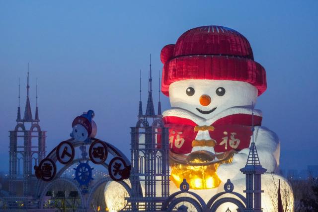 (260117) -- HARBIN, Jan. 17, 2026 (Xinhua) -- This photo taken on Jan. 10, 2026 shows a giant snowman at a scenic spot in Harbin, northeast China's Heilongjiang Province. With the arrival of the ice and snow season, various public facilities in Heilongjiang Province have created distinctive snowman-themed landscapes to attract locals and tourists. (Xinhua/Wang Jianwei)