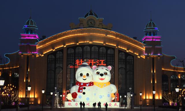 (260117) -- HARBIN, Jan. 17, 2026 (Xinhua) -- This photo taken on Jan. 15, 2026 shows giant snowmen at the north square of the Mudanjiang Railway Station in Mudanjiang, northeast China's Heilongjiang Province. With the arrival of the ice and snow season, various public facilities in Heilongjiang Province have created distinctive snowman-themed landscapes to attract locals and tourists. (Photo by Zhang Chunxiang/Xinhua)