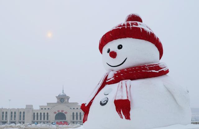 (260117) -- HARBIN, Jan. 17, 2026 (Xinhua) -- This photo taken on Jan. 10, 2026 shows a giant snowman in front of the Suifenhe Railway Station in Suifenhe City, northeast China's Heilongjiang Province. With the arrival of the ice and snow season, various public facilities in Heilongjiang Province have created distinctive snowman-themed landscapes to attract locals and tourists. (Photo by Qu Yiwei/Xinhua)