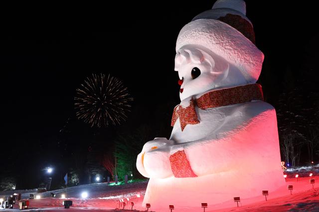 (260117) -- HARBIN, Jan. 17, 2026 (Xinhua) -- This photo taken on Jan. 16, 2026 shows a giant snowman at a scenic area in Mudanjiang, northeast China's Heilongjiang Province. With the arrival of the ice and snow season, various public facilities in Heilongjiang Province have created distinctive snowman-themed landscapes to attract locals and tourists. (Photo by Sun Tingyi/Xinhua)