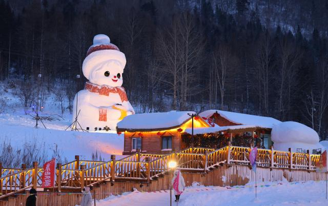 (260117) -- HARBIN, Jan. 17, 2026 (Xinhua) -- Tourists enjoy themselves at a scenic area in Mudanjiang, northeast China's Heilongjiang Province, Jan. 1, 2026. With the arrival of the ice and snow season, various public facilities in Heilongjiang Province have created distinctive snowman-themed landscapes to attract locals and tourists. (Photo by Sun Tingyi/Xinhua)