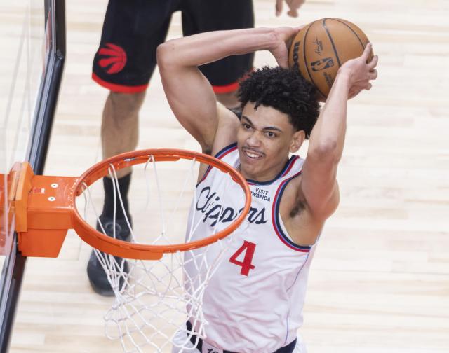 (260117) -- TORONTO, Jan. 17, 2026 (Xinhua) -- Kobe Sanders of Los Angeles Clippers dunks during the 2025-2026 NBA regular season game between Toronto Raptors and Los Angeles Clippers in Toronto, Canada, on Jan. 16, 2026. (Photo by Zou Zheng/Xinhua)