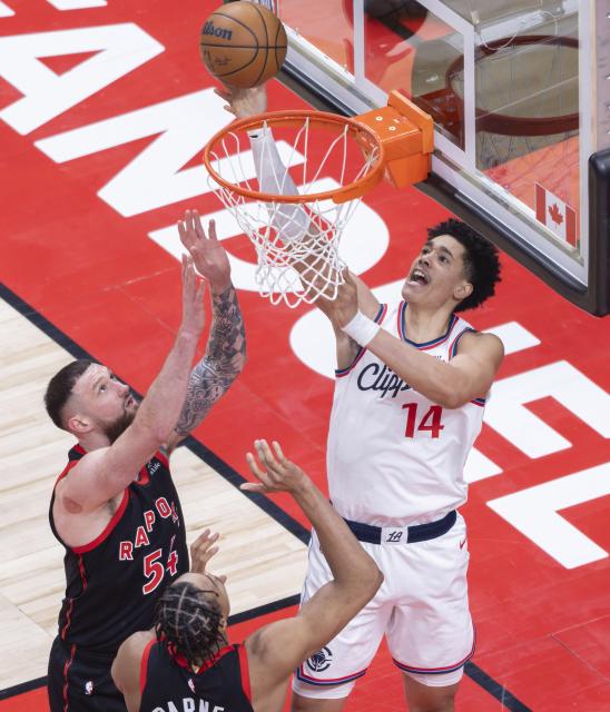 (260117) -- TORONTO, Jan. 17, 2026 (Xinhua) -- Yanic Konan Niederhauser (R) of Los Angeles Clippers goes up for a layup during the 2025-2026 NBA regular season game between Toronto Raptors and Los Angeles Clippers in Toronto, Canada, on Jan. 16, 2026. (Photo by Zou Zheng/Xinhua)