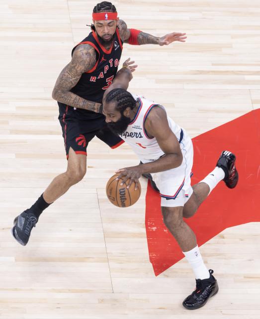 (260117) -- TORONTO, Jan. 17, 2026 (Xinhua) -- James Harden (R) of Los Angeles Clippers breaks through during the 2025-2026 NBA regular season game between Toronto Raptors and Los Angeles Clippers in Toronto, Canada, on Jan. 16, 2026. (Photo by Zou Zheng/Xinhua)