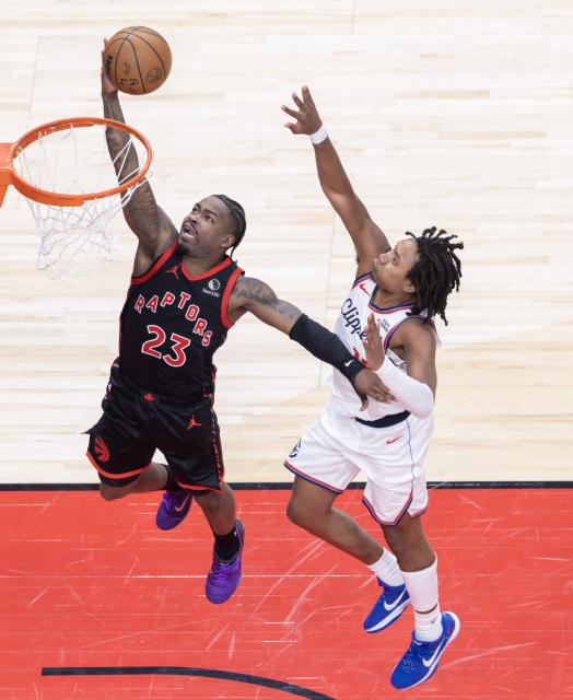 (260117) -- TORONTO, Jan. 17, 2026 (Xinhua) -- Jamal Shead (L) of Toronto Raptors goes up for a layup during the 2025-2026 NBA regular season game between Toronto Raptors and Los Angeles Clippers in Toronto, Canada, on Jan. 16, 2026. (Photo by Zou Zheng/Xinhua)