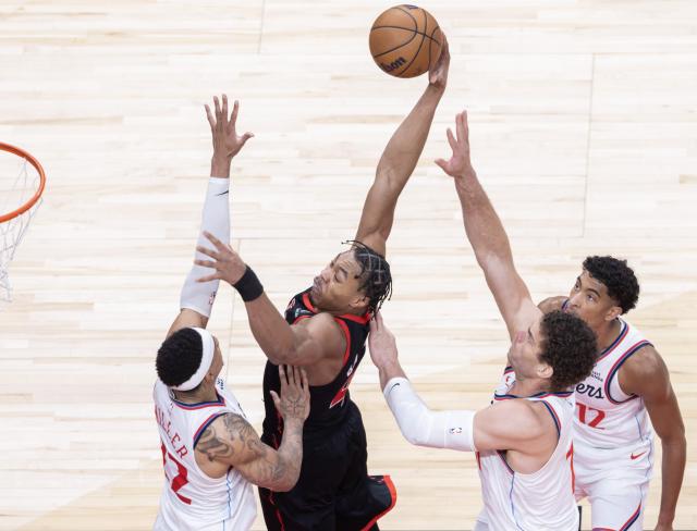 (260117) -- TORONTO, Jan. 17, 2026 (Xinhua) -- Scottie Barnes (2nd L) of Toronto Raptors dunks during the 2025-2026 NBA regular season game between Toronto Raptors and Los Angeles Clippers in Toronto, Canada, on Jan. 16, 2026. (Photo by Zou Zheng/Xinhua)