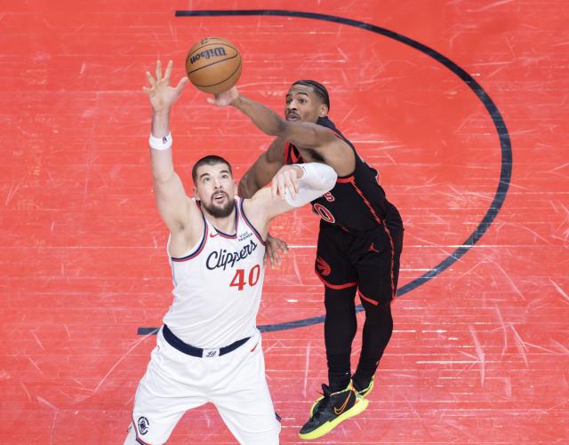 (260117) -- TORONTO, Jan. 17, 2026 (Xinhua) -- Ochai Agbaji (R) of Toronto Raptors vies with Ivica Zubac of Los Angeles Clippers during the 2025-2026 NBA regular season game between Toronto Raptors and Los Angeles Clippers in Toronto, Canada, on Jan. 16, 2026. (Photo by Zou Zheng/Xinhua)