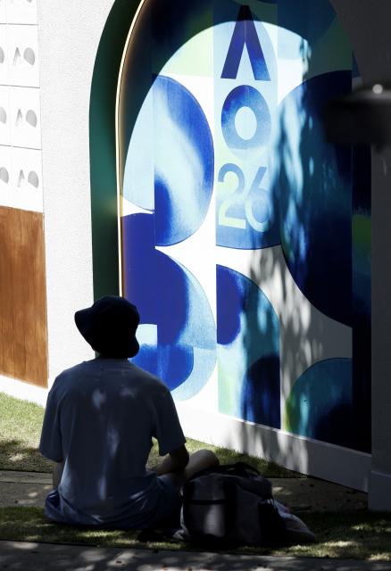 (260117) -- MELBOURNE, Jan. 17, 2026 (Xinhua) -- A man rests at Melbourne Park in Melbourne, Australia, Jan. 17, 2026. The main draw of the Australian Open tennis tournament 2026 runs at Melbourne Park in Melbourne, Australia, from Jan. 18 to Feb. 1, 2026. (Xinhua/Ma Ping)