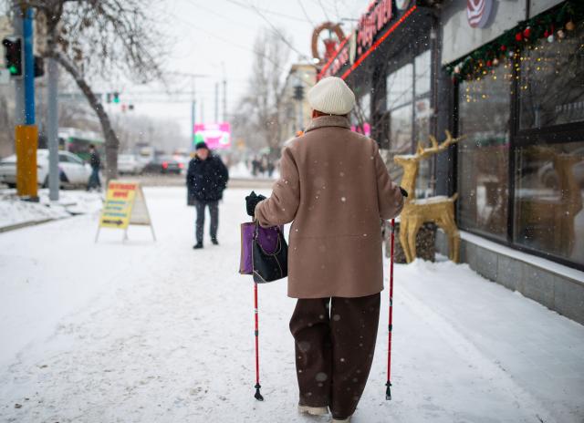 (260117) -- ALMATY, Jan. 17, 2026 (Xinhua) -- A pedestrian walks amid snowfall on a street in downtown Almaty, Kazakhstan, on Jan. 16, 2026. (Xinhua/Li Renzi)