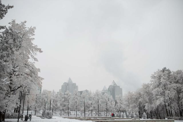 (260117) -- ALMATY, Jan. 17, 2026 (Xinhua) -- This photo taken on Jan. 16, 2026 shows the snow scenery in downtown Almaty, Kazakhstan. (Xinhua/Li Renzi)