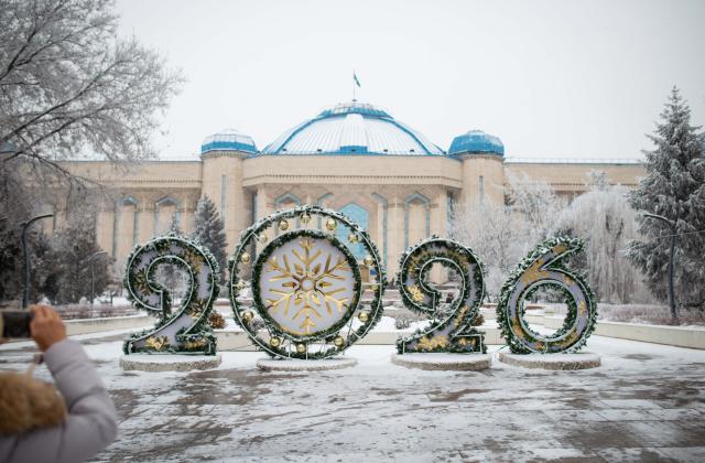 (260117) -- ALMATY, Jan. 17, 2026 (Xinhua) -- A tourist takes photos of snow scenery in downtown Almaty, Kazakhstan, on Jan. 16, 2026. (Xinhua/Li Renzi)