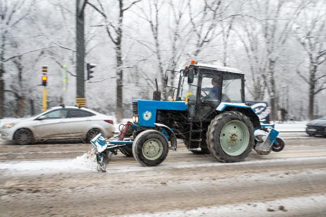 (260117) -- ALMATY, Jan. 17, 2026 (Xinhua) -- A snowplow operates on a street in downtown Almaty, Kazakhstan, on Jan. 16, 2026. (Xinhua/Li Renzi)