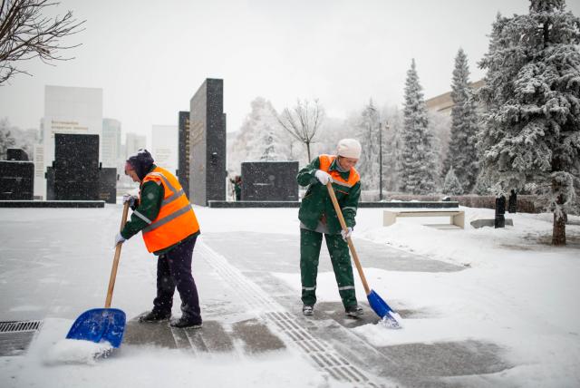 (260117) -- ALMATY, Jan. 17, 2026 (Xinhua) -- Municipal workers clear snow in downtown Almaty, Kazakhstan, on Jan. 16, 2026. (Xinhua/Li Renzi)