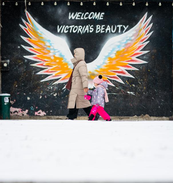 (260117) -- ALMATY, Jan. 17, 2026 (Xinhua) -- Pedestrians walk on a street in downtown Almaty, Kazakhstan, on Jan. 16, 2026. (Xinhua/Li Renzi)