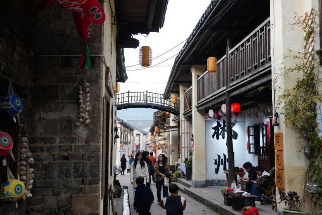(260117) -- CHENZHOU, Jan. 17, 2026 (Xinhua) -- Tourists visit the Wayaoping historic and cultural district in Chenzhou City, central China's Hunan Province, Jan. 16, 2026. The Wayaoping historic and cultural district is home to a cluster of olden buildings in styles of Ming and Qing dynasties (1368-1911) that feature grey-tiled roofs and white walls.
   The local government has renovated and restored some of the time-honored structures in recent years, introducing diverse business such as homestays, restaurants and intangible cultural heritage workshops.
   These efforts have turned the district into a comprehensive tourism destination for cultural experience and leisure recreations. (Xinhua/Chen Zhenhai)
