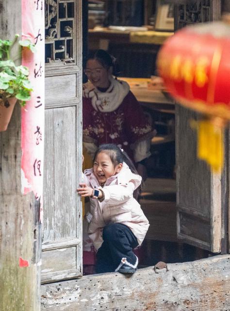 (260117) -- CHONGQING, Jan. 17, 2026 (Xinhua) -- A child plays at the Wujiang River and Gongtan tourist resort in Youyang Tujia and Miao Autonomous County, southwest China's Chongqing Municipality, on Jan. 17, 2026. Located in the renowned Wujiang River Scenic Area and the Gongtan Ancient Town, the Wujiang River and Gongtan tourist resort has leveraged its abundant cultural heritage and unique natural landscapes to  enhance its appeal in recent years. 
   This has been achieved by diverse attractions such as boutique homestays, sightseeing cruises, art galleries, authentic folk cuisine, and intangible cultural heritage performances. 
   In 2025, the resort received over 5.04 million visitor trips and gained a total revenue of 2.818 billion yuan (about 404.37 million U.S. dollars). (Xinhua/Tang Yi)
