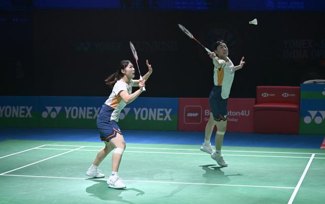 (260117) -- NEW DELHI, Jan. 17, 2026 (Xinhua) -- South Korea's Baek Ha Na (L)/Lee So Hee compete against China's Liu Shengshu/Tan Ning during women's doubles semi-final match at India Open 2026 in New Delhi, Jan 17, 2026. (Xinhua/Javed Dar)