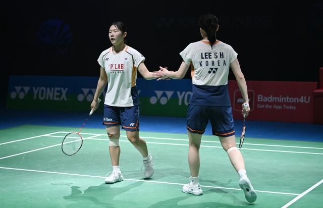 (260117) -- NEW DELHI, Jan. 17, 2026 (Xinhua) -- South Korea's Baek Ha Na (L)/Lee So Hee celebrate after winning a point while competing against China's Liu Shengshushu/Tan Ning during women's doubles semi-final match at India Open 2026 in New Delhi, Jan 17, 2026. (Xinhua/Javed Dar)