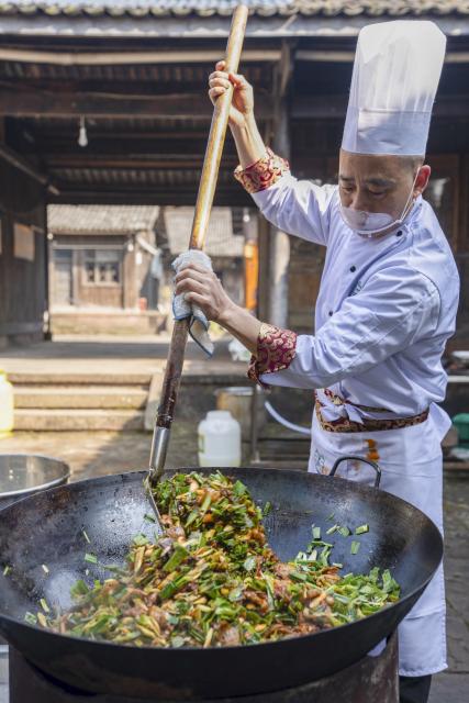 (260117) -- YA'AN, Jan. 17, 2026 (Xinhua) -- A chef prepares traditional Sichuan-style outdoor "baba" banquet during a cultural tourism event at Shangli Ancient Town in Ya'an, southwest China's Sichuan Province, Jan. 17, 2026. (Xinhua/Xu Bingjie)