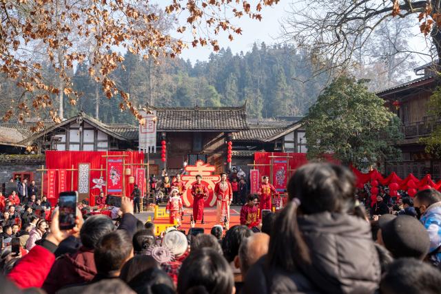 (260117) -- YA'AN, Jan. 17, 2026 (Xinhua) -- Visitors watch a traditional wedding ritual during a cultural tourism event at Shangli Ancient Town in Ya'an, southwest China's Sichuan Province, Jan. 17, 2026. (Xinhua/Xu Bingjie)