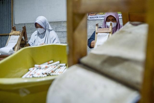 (260117) -- YOGYAKARTA, Jan. 17, 2026 (Xinhua) -- Workers make cigarettes in Yogyakarta, Indonesia, Jan. 16, 2026. The Indonesian government plans to add one additional layer to the cigarette excise tariff structure this year as part of efforts to curb illegal tobacco distribution, Finance Minister Purbaya Yudhi Sadewa said on Jan. 14. (Photo by Agung Supriyanto/Xinhua)
