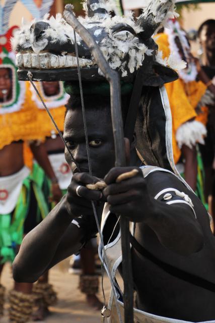 (260117) -- OUIDAH, Jan. 17, 2026 (Xinhua) -- A performer dressed as a traditional hunter participates in the opening ceremony of the 17th Agogo International Dance Festival, in Ouidah, Benin, on Jan. 16, 2026. The festival, featuring dancers and acrobats from around the world, runs until Jan. 18. (Photo by Seraphin Zounyekpe/Xinhua)