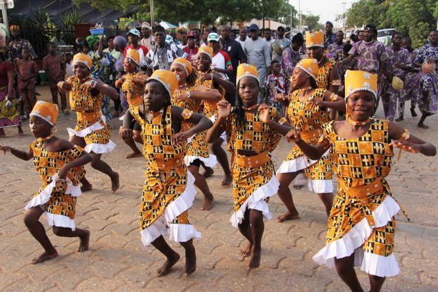 (260117) -- OUIDAH, Jan. 17, 2026 (Xinhua) -- Young dancers perform during the opening ceremony of the 17th Agogo International Dance Festival, in Ouidah, Benin, on Jan. 16, 2026. The festival, featuring dancers and acrobats from around the world, runs until Jan. 18. (Photo by Seraphin Zounyekpe/Xinhua)