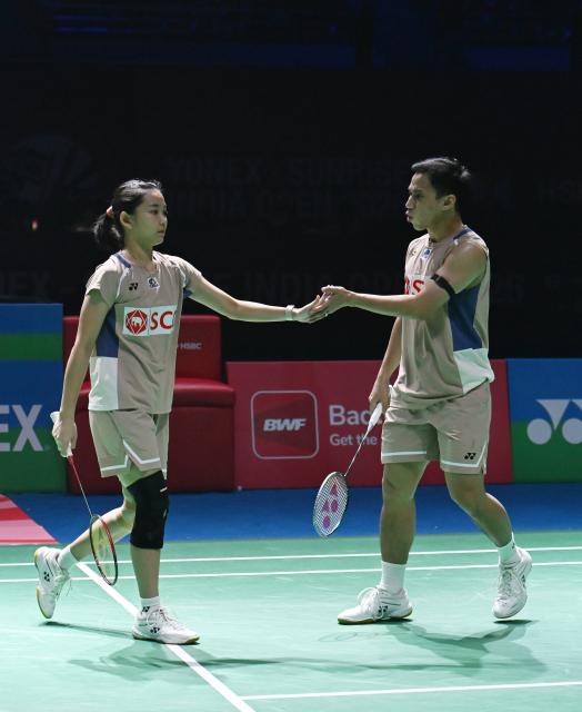 (260117) -- NEW DELHI, Jan. 17, 2026 (Xinhua) -- Dechapol Puavaranukroh (R)/Supissara Paewsampran of Thailand celebrate scoring during the mixed doubles semifinal match against Huang Dongping/Feng Yanzhe of China at the India Open 2026 in New Delhi, India, Jan. 17, 2026. (Xinhua/Javed Dar)