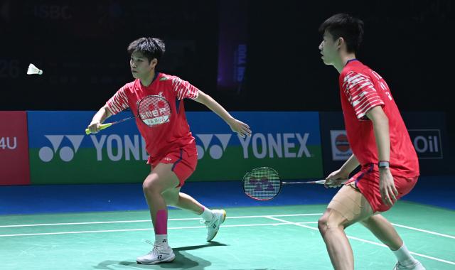 (260117) -- NEW DELHI, Jan. 17, 2026 (Xinhua) -- Huang Dongping (L)/Feng Yanzhe of China compete during the mixed doubles semifinal match against Dechapol Puavaranukroh /Supissara Paewsampran of Thailand at the India Open 2026 in New Delhi, India, Jan. 17, 2026. (Xinhua/Javed Dar)