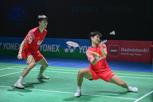(260117) -- NEW DELHI, Jan. 17, 2026 (Xinhua) -- Huang Dongping (R)/Feng Yanzhe of China compete during the mixed doubles semifinal match against Dechapol Puavaranukroh /Supissara Paewsampran of Thailand at the India Open 2026 in New Delhi, India, Jan. 17, 2026. (Xinhua/Javed Dar)