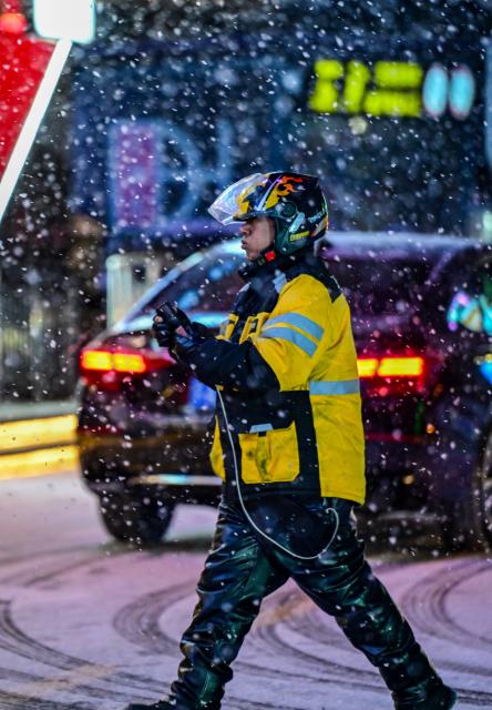 (260117) -- BEIJING, Jan. 17, 2026 (Xinhua) -- A deliveryman works amidst snowfall in Beijing, capital of China, on Jan. 17, 2026. Beijing witnessed a snowfall on Friday. (Xinhua/Chen Yehua)
