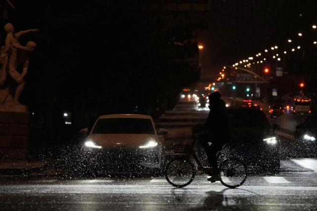 (260117) -- BEIJING, Jan. 17, 2026 (Xinhua) -- A cyclist rides amidst snowfall in Beijing, capital of China, on Jan. 17, 2026. Beijing witnessed a snowfall on Friday. (Xinhua/Ju Huanzong)