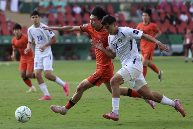 (260117) -- JEDDAH, Jan. 17, 2026 (Xinhua) -- Wang Yudong (front L) of China vies with Behruzjon Karimov of Uzbekistan during the 2026 AFC U23 Asian Cup quarterfinal match between China and Uzbekistan in Jeddah, Saudi Arabia, Jan. 17, 2026. (Xinhua/Wang Haizhou)