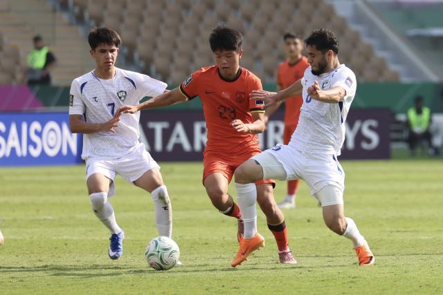 (260117) -- JEDDAH, Jan. 17, 2026 (Xinhua) -- Yang Xi (C) of China competes during the 2026 AFC U23 Asian Cup quarterfinal match between China and Uzbekistan in Jeddah, Saudi Arabia, Jan. 17, 2026. (Xinhua/Wang Haizhou)