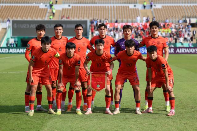 (260117) -- JEDDAH, Jan. 17, 2026 (Xinhua) -- Players of China pose for photos prior to the 2026 AFC U23 Asian Cup quarterfinal match between China and Uzbekistan in Jeddah, Saudi Arabia, Jan. 17, 2026. (Xinhua/Wang Haizhou)