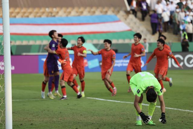 (260117) -- JEDDAH, Jan. 17, 2026 (Xinhua) -- Samandar Muratbaev (front), goalkeeper of Uzbekistan, reacts after the 2026 AFC U23 Asian Cup quarterfinal match between China and Uzbekistan in Jeddah, Saudi Arabia, Jan. 17, 2026. (Xinhua/Wang Haizhou)