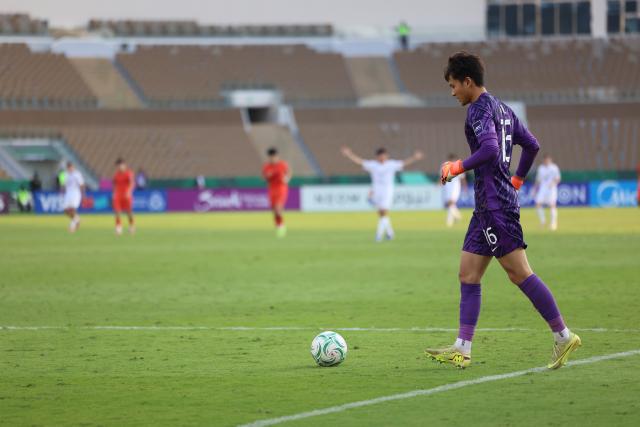 (260117) -- JEDDAH, Jan. 17, 2026 (Xinhua) -- Li Hao, goalkeeper of China, competes during the 2026 AFC U23 Asian Cup quarterfinal match between China and Uzbekistan in Jeddah, Saudi Arabia, Jan. 17, 2026. (Xinhua/Wang Haizhou)