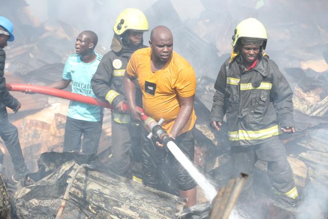 (260117) -- NAIROBI, Jan. 17, 2026 (Xinhua) -- People try to put out a fire in Kibera slum in Nairobi, Kenya, on Jan. 17, 2026. A fire broke out here on Saturday, causing dozens of houses burned down. No casualties have been reported yet. (Photo by Henry Naminde/Xinhua)