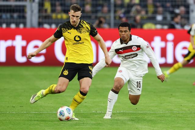 (260118) -- DORTMUND, Jan. 18, 2026 (Xinhua) -- Nico Schlotterbeck (L) of Borussia Dortmund vies with Fujita Chima of FC St. Pauli during the German first division Bundesliga football match between Borussia Dortmund and FC St. Pauli in Dortmund, Germany, Jan. 17, 2026. (Photo by Joachim Bywaletz/Xinhua)