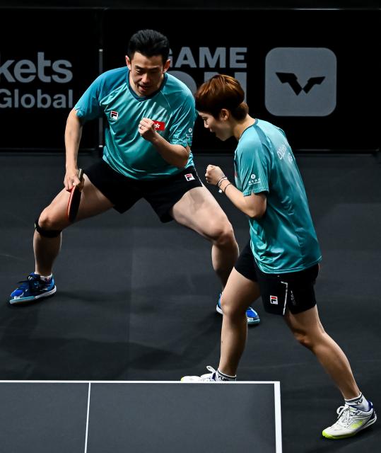 (260118) -- DOHA, Jan. 18, 2026 (Xinhua) -- Wong Chun Ting (L)/Doo Hoi Kem of China's Hong Kong react during the mixed doubles semifinal match against Pang Koen/Zeng Jian of Singapore at the WTT Star Contender Doha 2026 in Doha, Qatar, on Jan. 17, 2026. (Photo by Nikku/Xinhua)