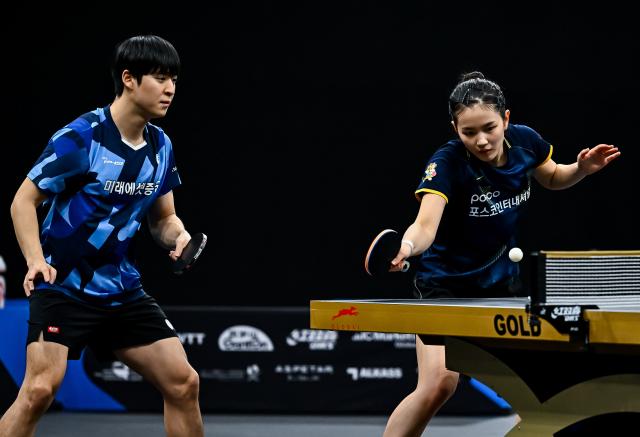 (260118) -- DOHA, Jan. 18, 2026 (Xinhua) -- Park Ganghyeon/Kim Nayeong (R) of South Korea compete during the mixed doubles semifinal match against Chen Yuanyu/Kuai Man of China at the WTT Star Contender Doha 2026 in Doha, Qatar, on Jan. 17, 2026. (Photo by Nikku/Xinhua)