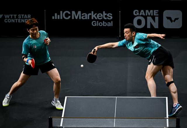 (260118) -- DOHA, Jan. 18, 2026 (Xinhua) -- Wong Chun Ting (R)/Doo Hoi Kem of China's Hong Kong compete during the mixed doubles semifinal match against Pang Koen/Zeng Jian of Singapore at the WTT Star Contender Doha 2026 in Doha, Qatar, on Jan. 17, 2026. (Photo by Nikku/Xinhua)