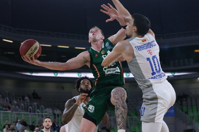 (260118) -- LJUBLJANA, Jan. 18, 2026 (Xinhua) -- Thomas Kennedy (C) of Cedevita Olimpija goes for a layup during the 15th round of the ABA Basketball League match between Cedevita Olimpija and Buducnost VOLI in Ljubljana, Slovenia, Jan.17, 2026. (Photo by Zeljko Stevanic/Xinhua)