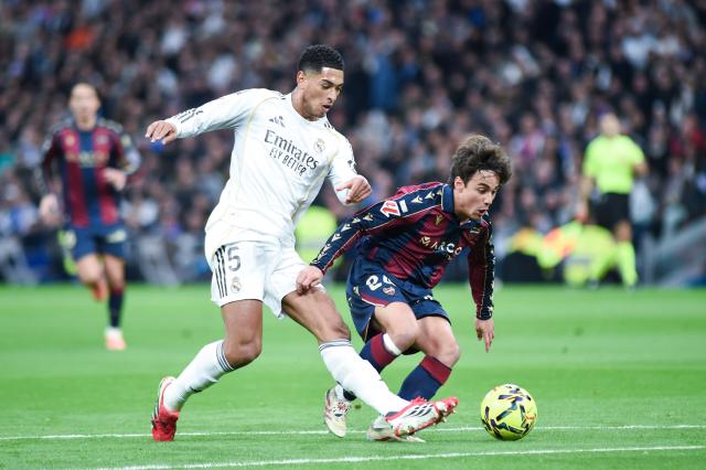 (260118) -- MADRID, Jan. 18, 2026 (Xinhua) -- Real Madrid's Jude Bellingham (L) vies with Levante UD's Carlos Alvarez during the La Liga football match between Real Madrid and Levante UD in Madrid, Spain, on Jan. 17, 2026. (Photo by Gustavo Valiente/Xinhua)